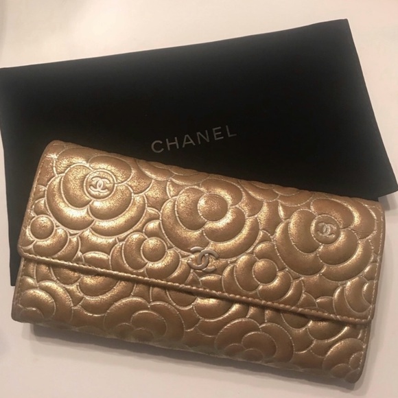 Chanel Camellia Wallet - Picture 3 of 9